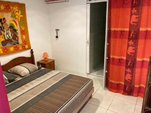 Voodi või voodid majutusasutuse APPARTEMENT COSY TERRASSE VUE MER - TROIS ÎLETS toas