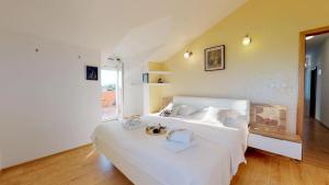 カシュテラにあるXXL Luxury villa near Split for up to 16 peopleの白い大きなベッドルーム(ベッド2台付)