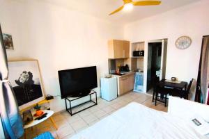 salon z telewizorem i kuchnią w obiekcie Charming Studio ideal for Congresses and Holidays LIVE IN GAZAGNAIRE w Cannes