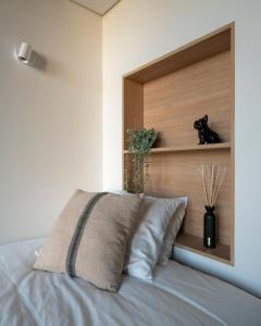 um quarto com uma cama e uma cabeceira em madeira em micampus Porto Tower no Porto