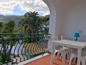 d'un balcon avec une table et une vue sur les montagnes. dans l'établissement Il Pino “Villa Nunzia”, à Ischia