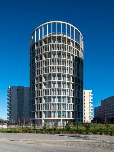 um edifício alto com muitas janelas em micampus Porto Tower no Porto