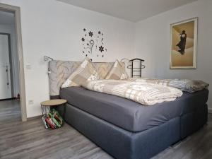 1 dormitorio con 1 cama en una habitación en Ferienwohnung in Olpe-Rhode am Biggesee, en Olpe