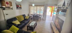 sala de estar con sofá y mesa en Verano Brisa Private Golf Villa, en Caleta de Fuste