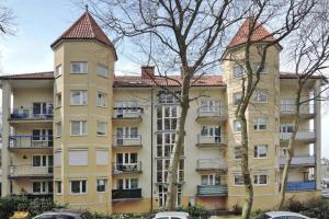 un gran edificio de apartamentos con 2 torres en Apartament Pod Wieżyczkami, en Międzyzdroje