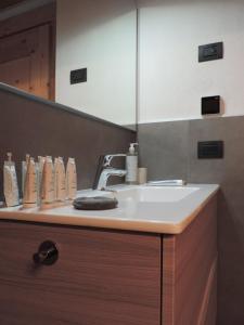 un bagno con lavandino e specchio di Silva: The Alpine Chalet a Livigno Altre 37 foto