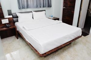 Ένα ή περισσότερα κρεβάτια σε δωμάτιο στο Shankar Residency, Akkalkot
