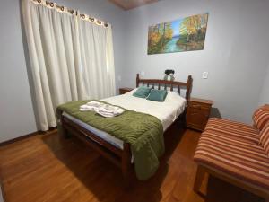 a bedroom with a bed and a window at Cabañas del Chachi in Oberá