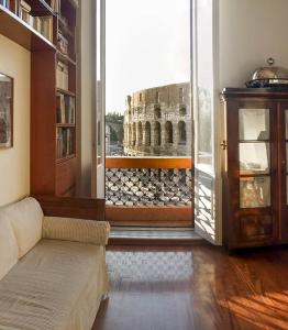 ローマにあるColosseum Luxury Apartmentの大聖堂を望むリビングルーム