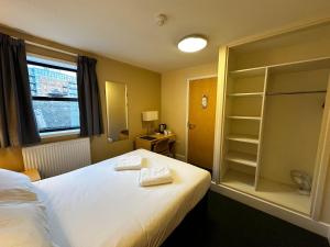 una camera d'albergo con letto e armadio di Wilson Carlile Centre a Sheffield