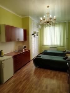 SunLake Hotel Osokorki في كييف: غرفة بها مطبخ مع أريكة
