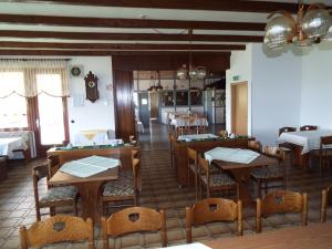 مطعم أو مكان آخر لتناول الطعام في Hotel garni Zum Reinhardswald