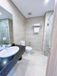een badkamer met een wastafel en een toilet bij Agarwood Boutique House Phu Quoc - Free Kitchen in Phu Quoc