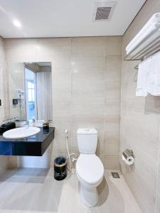 een badkamer met een toilet en een wastafel bij Agarwood Boutique House Phu Quoc - Free Kitchen in Phu Quoc