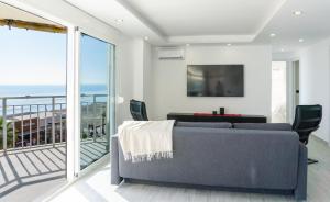 d'un salon avec un canapé et un balcon. dans l'établissement Seaside Fuengirola Apartment, à Malaga