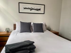 - une chambre avec un grand lit blanc et 2 oreillers dans l'établissement Modern flat near Oxford Street, à Londres