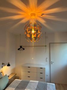 a chandelier hanging from a ceiling in a bedroom at Ferienwohnung Casa Kehl in Wülfrath