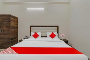 Säng eller sängar i ett rum på Flagship Vrindavan Resort