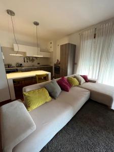 uma sala de estar com um sofá branco com almofadas coloridas em Banksy em Roma