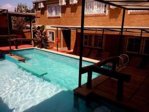 una gran piscina frente a un edificio en Iguazú Apartments en Puerto Iguazú