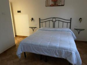 sypialnia z łóżkiem z niebieską kołdrą w obiekcie Copriterra Farm w mieście Narni