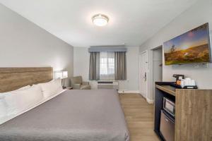 Katil atau katil-katil dalam bilik di Rodeway Inn Stockton Highway 99