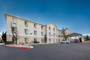 um grande edifício com um carro estacionado num parque de estacionamento em Comfort Inn & Suites Airport Convention Center em Reno