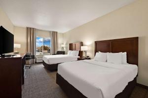 una camera d'albergo con due letti e una televisione di Comfort Inn & Suites Airport Convention Center a Reno