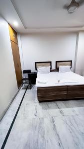 um quarto com uma cama, uma mesa e uma cadeira em Govind puri residency em Nova Deli