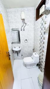 uma casa de banho branca com um WC e um lavatório em Govind puri residency em Nova Deli
