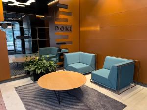 een lobby met stoelen, een tafel en een bureau bij Mint Apartments Gdańsk DOKI in Gdańsk