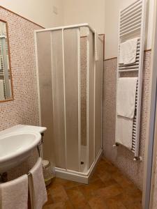 W łazience znajduje się prysznic i umywalka. w obiekcie Copriterra Farm w mieście Narni