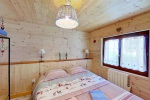 una camera con un letto in una cabina di legno di CASA-La Lobio foot of the slopes breathtaking views 4p a Saint-Véran