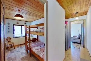 mały pokój z łóżkami piętrowymi w domu w obiekcie CASA-La Lobio foot of the slopes breathtaking views 4p w mieście Saint-Véran