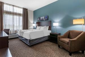 Pokój hotelowy z łóżkiem i krzesłem w obiekcie Sleep Inn & Suites Milwaukee-Franklin w mieście Franklin