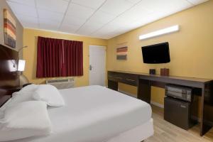 een hotelkamer met een bed en een tv bij Econo Lodge Gretna - New Orleans in Gretna