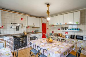 Η κουζίνα ή μικρή κουζίνα στο Surf House Sanvi