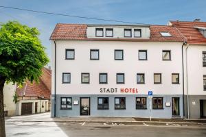 ein weißes Gebäude mit einem Starthotel-Schild darauf in der Unterkunft Aspire Castillo Reutlingen, Trademark Collection by Wyndham in Reutlingen