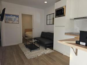 een woonkamer met een bank en een tafel bij IMEDA Apartamentos BUENAVISTA LODGE in Sierra Nevada