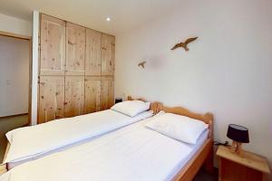 Dos camas en un dormitorio con dos pájaros en la pared en CASA-Bruno family chalet Queyras 7p, en Aiguilles