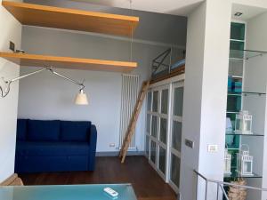een woonkamer met een blauwe bank en een loft bij LA FINESTRA SUL MARE in Camogli