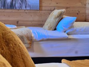 een bed met blauwe kussens erop bij Gîte du coucher de soleil in Lavans-Vuillafans