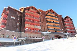 een groot appartementencomplex in de sneeuw bij CASA-Sylvie 8p spa pool at the foot of the slopes in Risoul