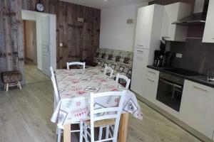 een keuken met een tafel en stoelen in een kamer bij CASA-Sylvie 8p spa pool at the foot of the slopes in Risoul