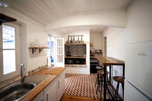 cocina con fregadero y encimera en Casa Pássaro en Vila Franca de Xira