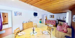 een woonkamer met een tafel en een eetkamer bij CASA-Le Toussiard apartment in chalet St-Véran 4-6p 