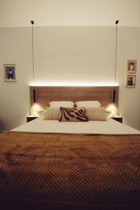 ein Schlafzimmer mit einem großen weißen Bett mit zwei Kissen in der Unterkunft The Park House II by homebilbao. in Bilbao