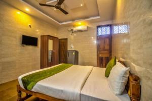 a bedroom with a large bed in a room at Calangute Sea Steps in Calangute