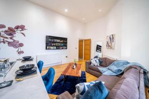 バーンズリーにあるBv Living Modern 2-Bedroom Apartment in the Heart of Barnsleyのリビングルーム(ソファ、テーブル付)