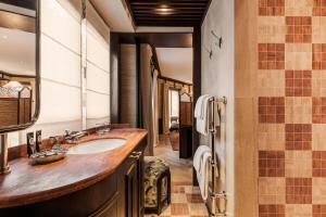 une salle de bain avec un lavabo et un miroir dans l'établissement Hotel Hana, à Paris 34 autres photos